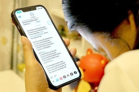 Tài khoản ngân hàng bất ngờ chuyển khoản 163 triệu đồng, người phụ nữ ở Hà Nội báo công an- Ảnh 1.