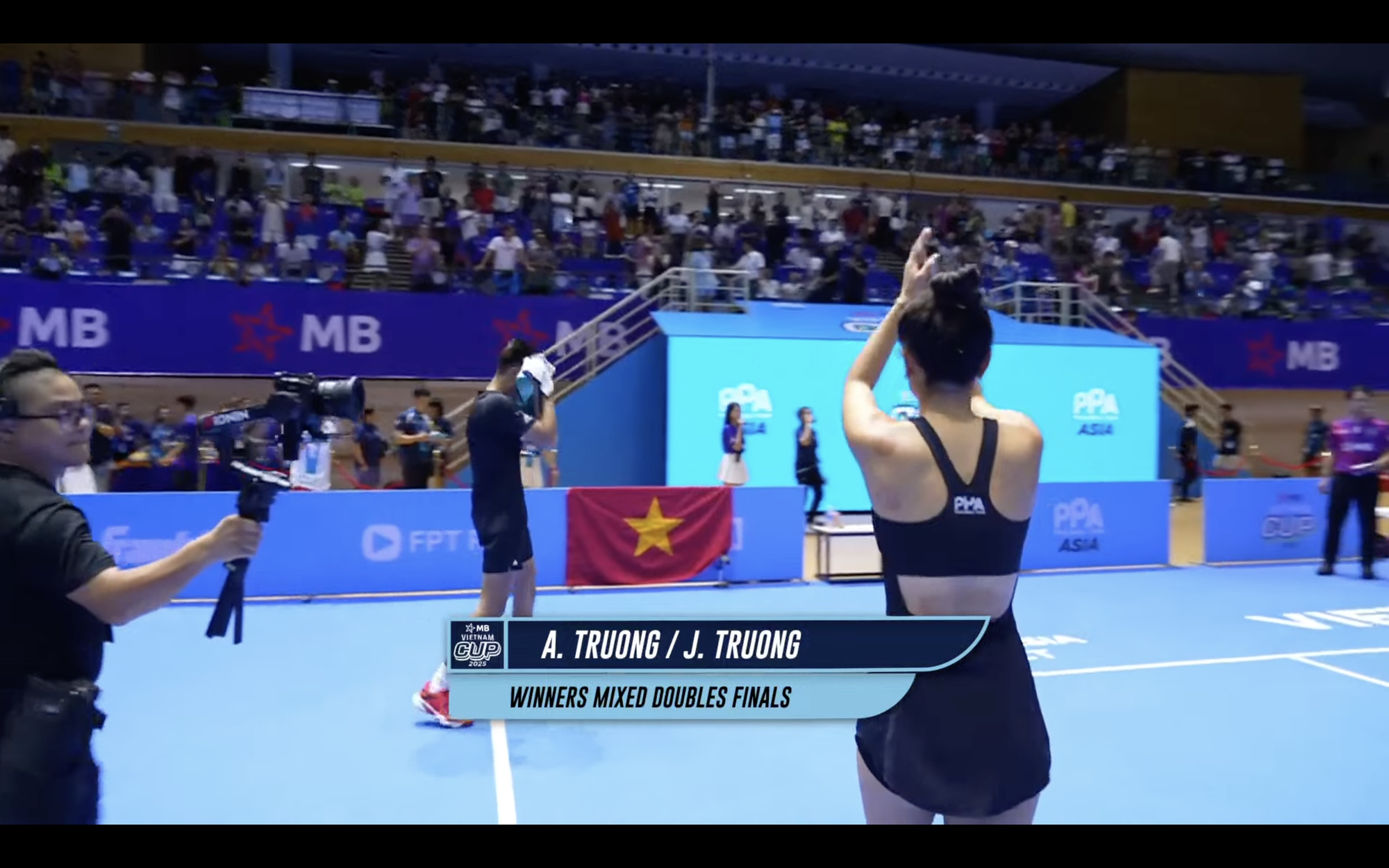 Đây là highlight để đời làm nổ tung nhà thi đấu của chị em nhà Alix Trương ngày vô địch PPA Tour Vietnam Cup- Ảnh 6.