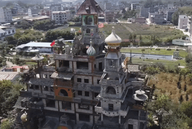 Bên trong "biệt thự điên" 51 tỷ, cao 30m, xây theo trí tưởng tượng suốt 10 năm của một nông dân Trung Quốc- Ảnh 1.