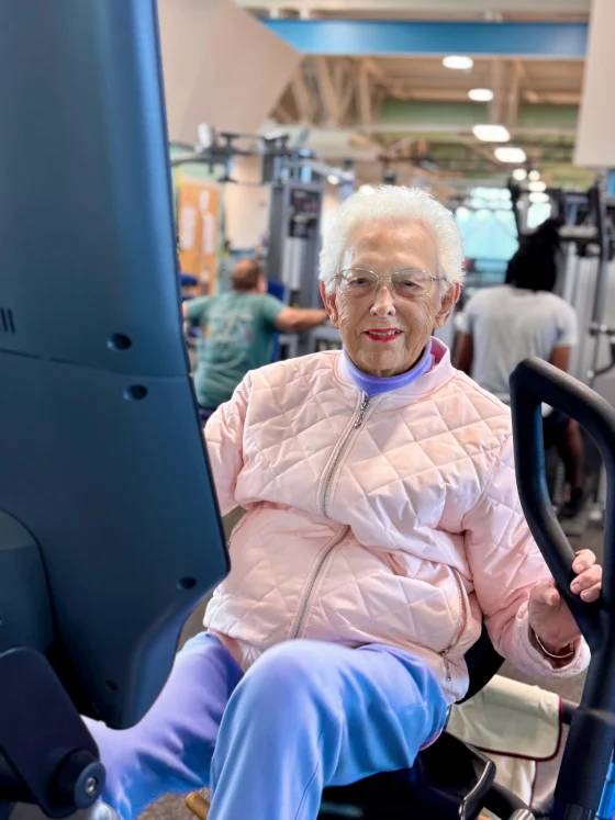 Người phụ nữ 100 tuổi gây sốt vì bài tập thể dục tại phòng gym tiết lộ bí quyết khỏe mạnh, đủ sức đến phòng tập 3 lần/tuần- Ảnh 1.