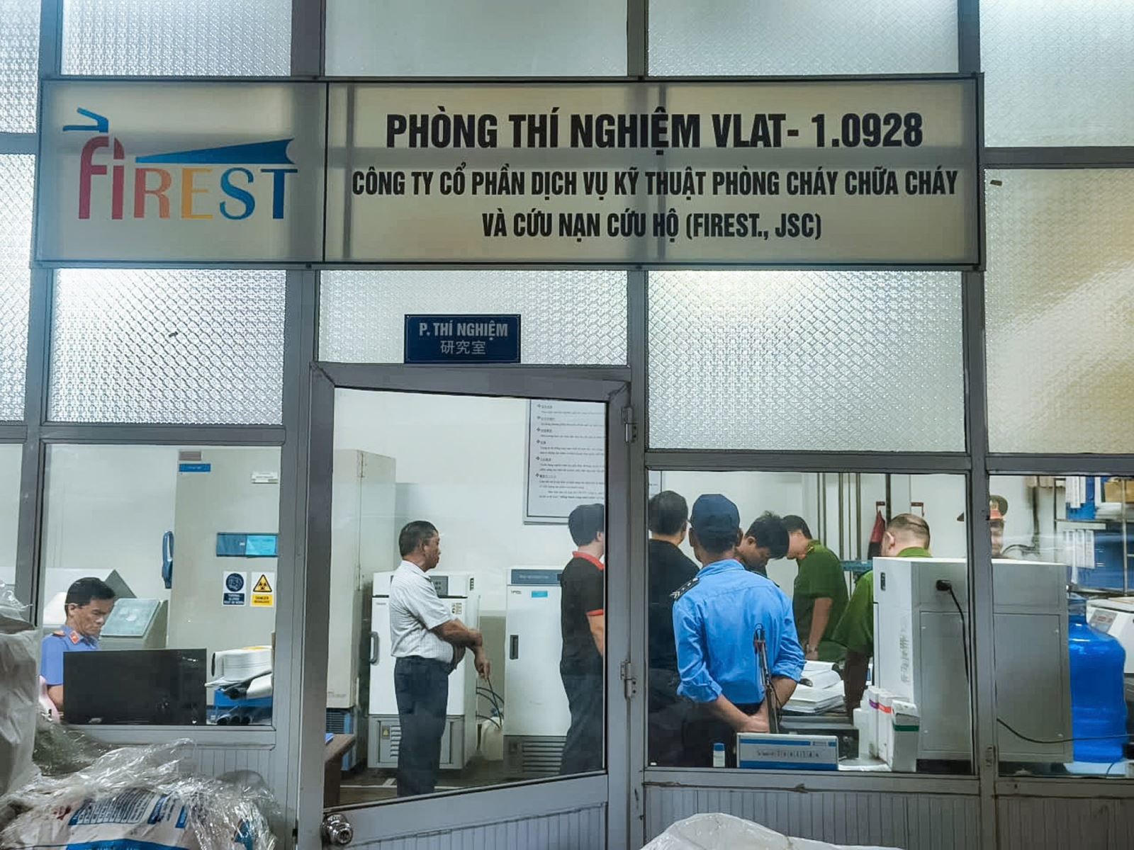 Bên trong xưởng sản xuất 2,2 triệu bình chữa cháy giả: Công thức pha trộn “tự nghĩ ra”, 54% là bột không có tác dụng dập lửa- Ảnh 12.