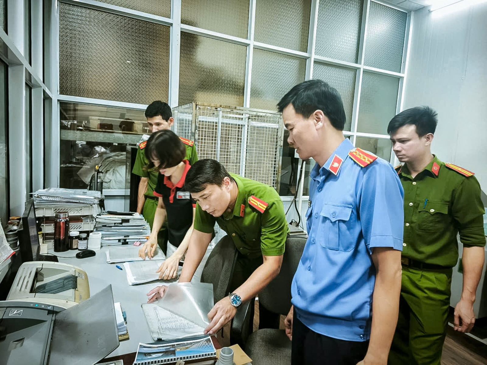 Bên trong xưởng sản xuất 2,2 triệu bình chữa cháy giả: Công thức pha trộn “tự nghĩ ra”, 54% là bột không có tác dụng dập lửa- Ảnh 13.