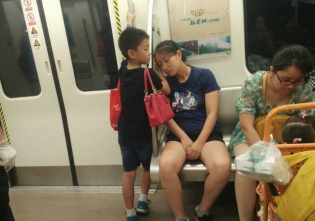 Nhìn bức ảnh cậu bé trên tàu điện ngầm, nhiều người "tiên tri": Sau này con nhất định sẽ "giàu có"- Ảnh 1.