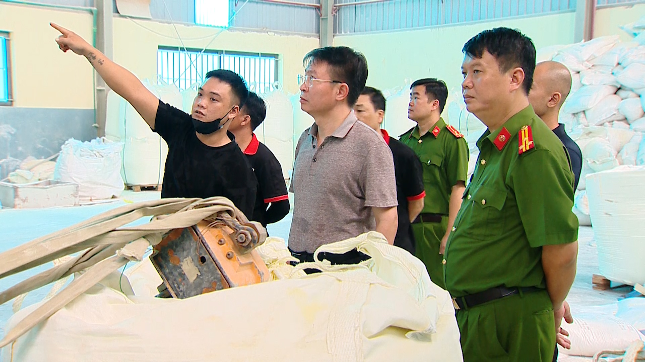 Bên trong xưởng sản xuất 2,2 triệu bình chữa cháy giả: Công thức pha trộn “tự nghĩ ra”, 54% là bột không có tác dụng dập lửa- Ảnh 5.