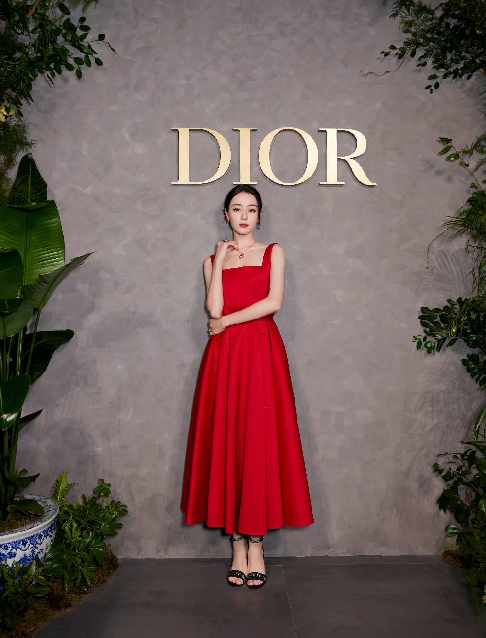 Địch Lệ Nhiệt Ba chưa thoát drama: Ảnh đẹp long lanh tại show Dior là giả, bị hãng cho mặc đồ giá trị thấp?- Ảnh 8.