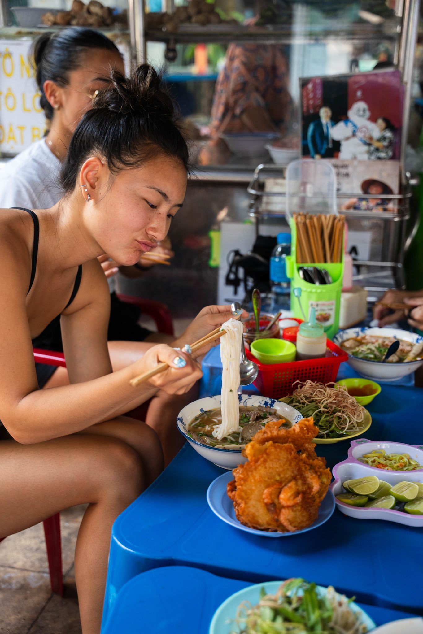 Alix Trương là ai mà hot đùng đùng, xả loạt ảnh ở Việt Nam toàn thấy đánh pickleball và ăn bánh mì?- Ảnh 9.