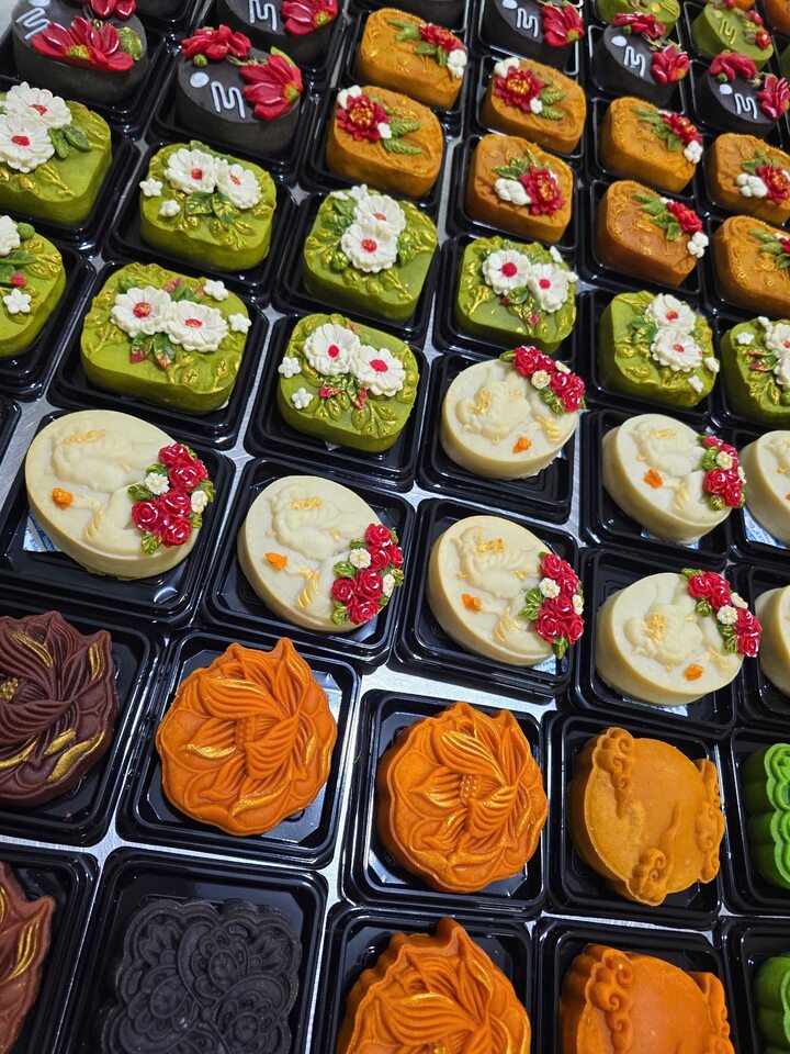 Bánh trung thu dát vàng 24K giá tiền triệu hút khách- Ảnh 5.