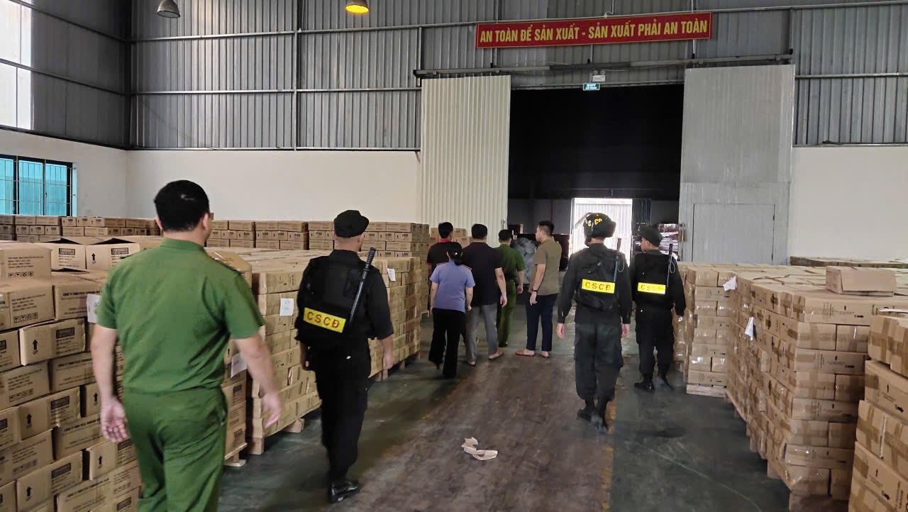 Bên trong xưởng sản xuất 2,2 triệu bình chữa cháy giả: Công thức pha trộn “tự nghĩ ra”, 54% là bột không có tác dụng dập lửa- Ảnh 9.