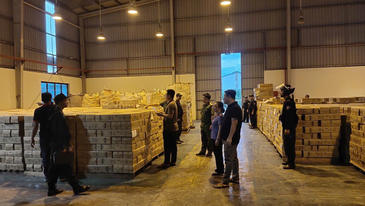 Bên trong xưởng sản xuất 2,2 triệu bình chữa cháy giả: Công thức pha trộn “tự nghĩ ra”, 54% là bột không có tác dụng dập lửa- Ảnh 10.