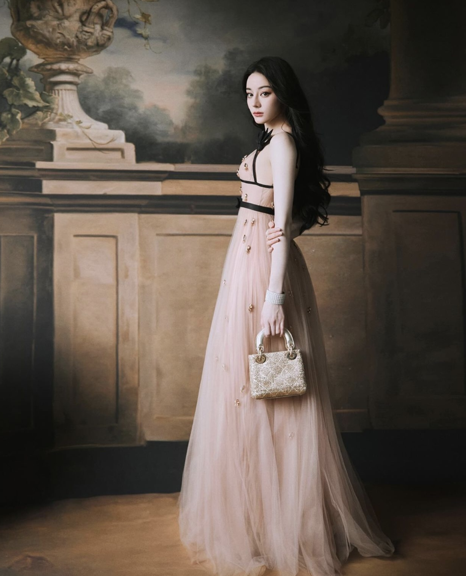 Địch Lệ Nhiệt Ba chưa thoát drama: Ảnh đẹp long lanh tại show Dior là giả, bị hãng cho mặc đồ giá trị thấp?- Ảnh 9.