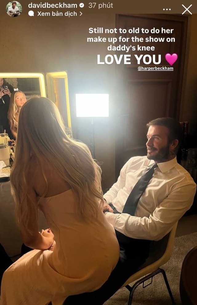 Tiểu thư Harper Beckham diện váy cúp ngực, ngồi trên đùi bố - David Beckham - gây tranh cãi- Ảnh 1.