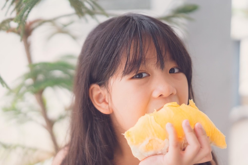 1 miếng sầu riêng gây bão MXH: Tưởng là thương con, nhưng "hy sinh giả tạo" kiểu này lại khiến con tổn thương sâu nhất- Ảnh 1.
