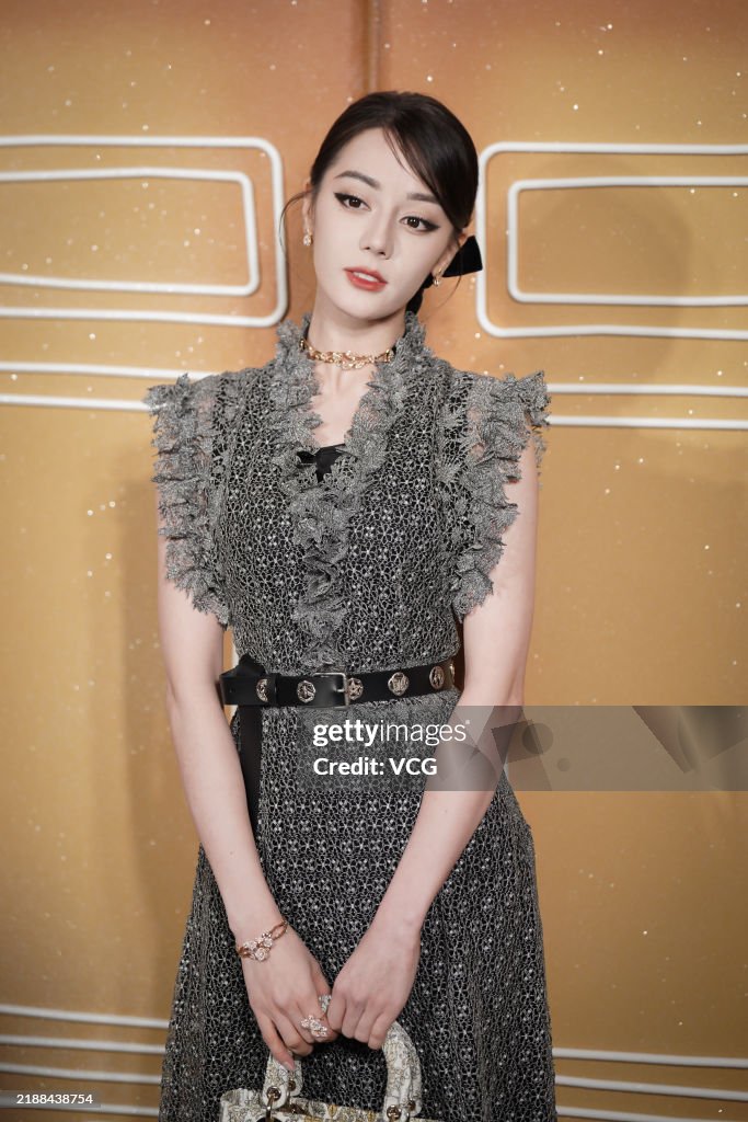 Địch Lệ Nhiệt Ba chưa thoát drama: Ảnh đẹp long lanh tại show Dior là giả, bị hãng cho mặc đồ giá trị thấp?- Ảnh 10.