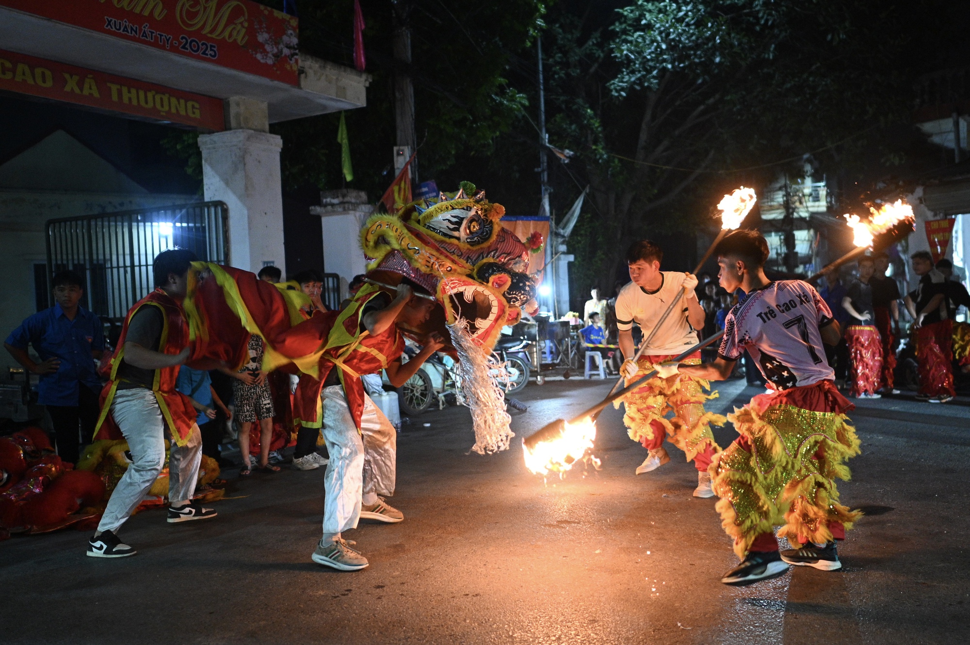 Hàng nghìn người đổ ra đường đón Trung thu, phố phường Hà Nội - TP.HCM náo nhiệt như trẩy hội- Ảnh 3.