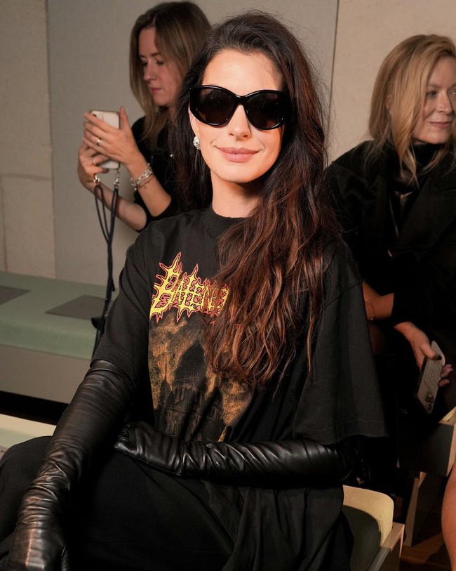 Anne Hathaway làm điều chưa từng thấy tại show Balenciaga- Ảnh 3.
