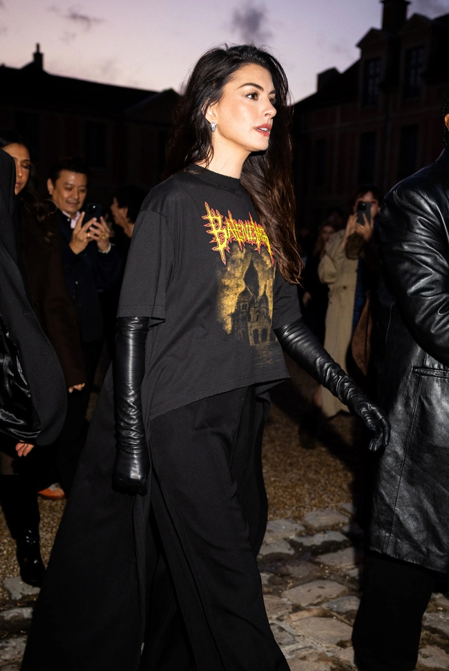 Anne Hathaway làm điều chưa từng thấy tại show Balenciaga- Ảnh 1.