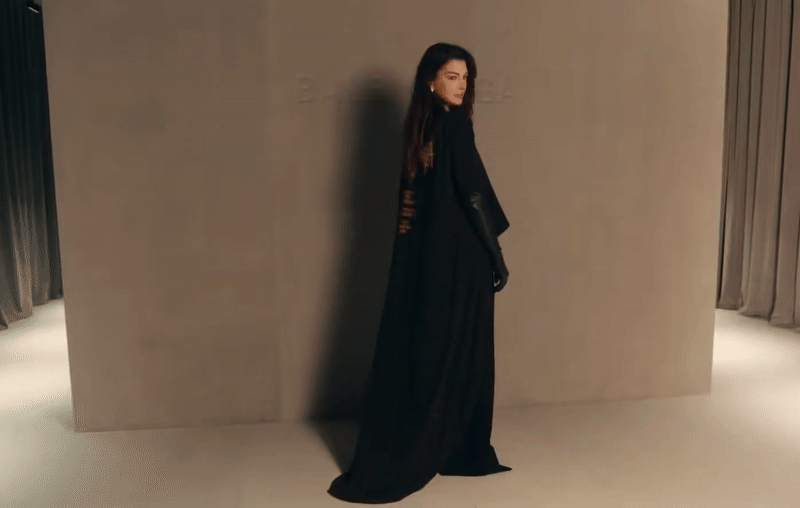 Anne Hathaway làm điều chưa từng thấy tại show Balenciaga- Ảnh 5.