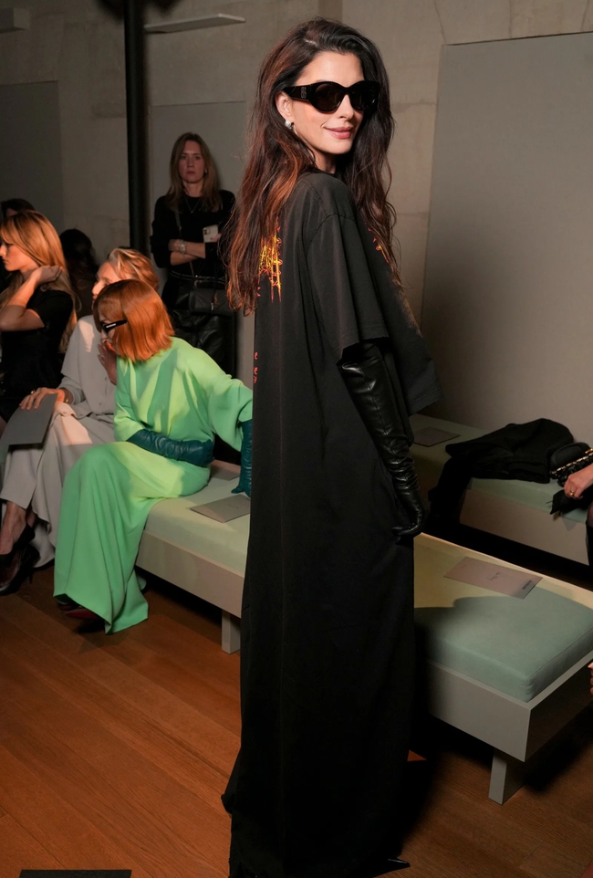 Anne Hathaway làm điều chưa từng thấy tại show Balenciaga- Ảnh 2.