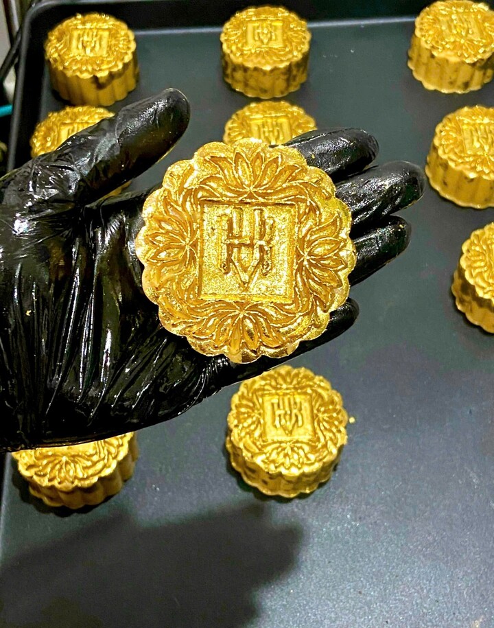 Bánh trung thu dát vàng 24K giá tiền triệu hút khách- Ảnh 3.