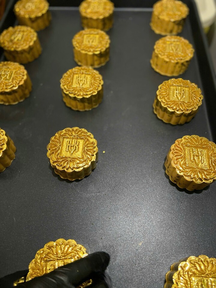 Bánh trung thu dát vàng 24K giá tiền triệu hút khách- Ảnh 2.
