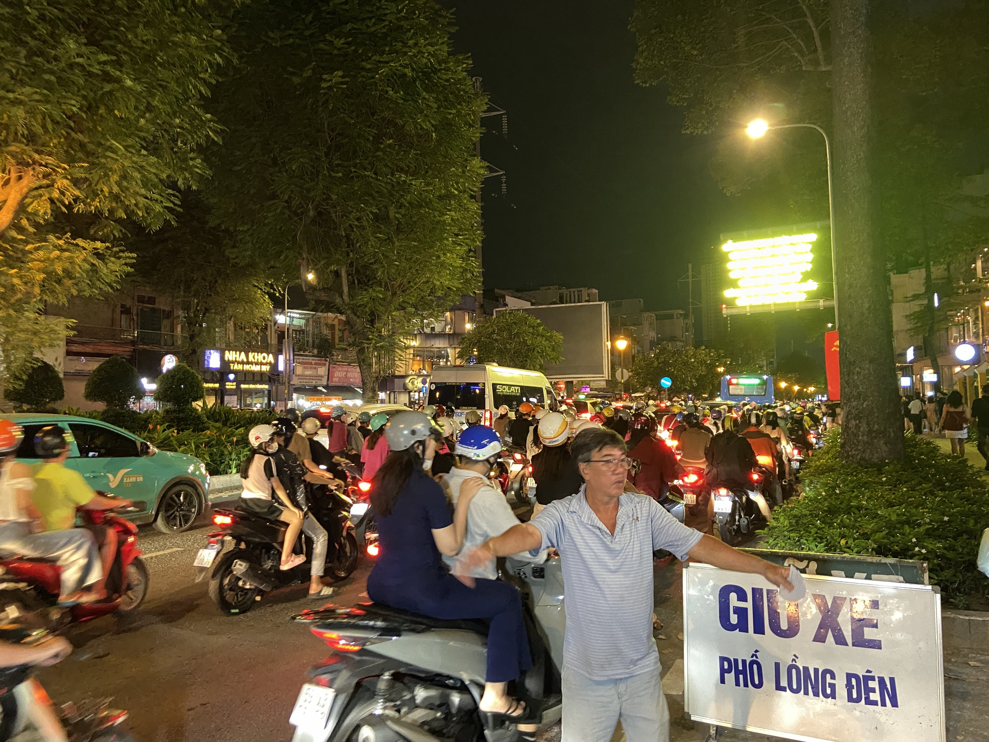 Hàng nghìn người đổ ra đường đón Trung thu, phố phường Hà Nội - TP.HCM náo nhiệt như trẩy hội- Ảnh 10.