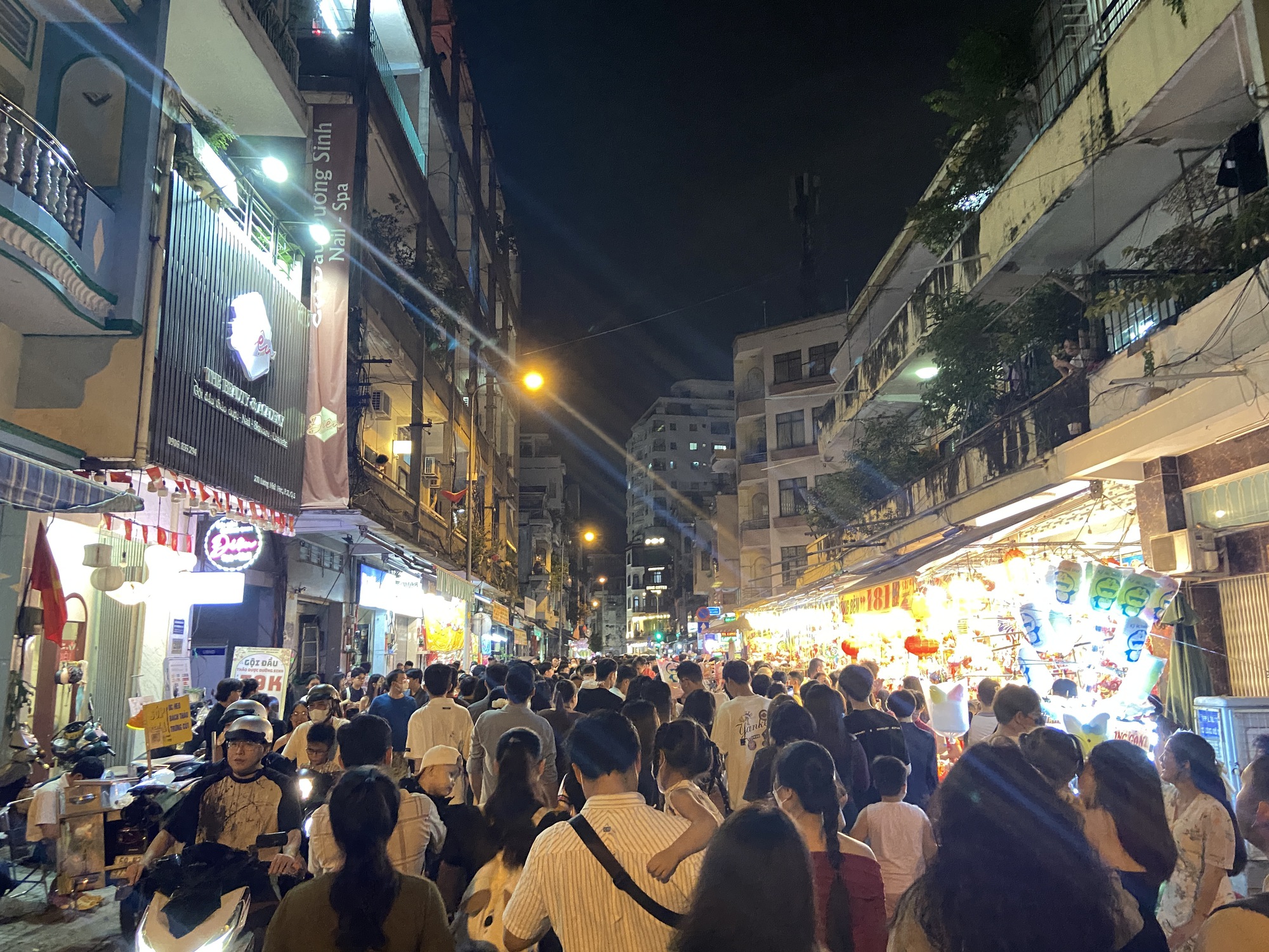 Hàng nghìn người đổ ra đường đón Trung thu, phố phường Hà Nội - TP.HCM náo nhiệt như trẩy hội- Ảnh 9.