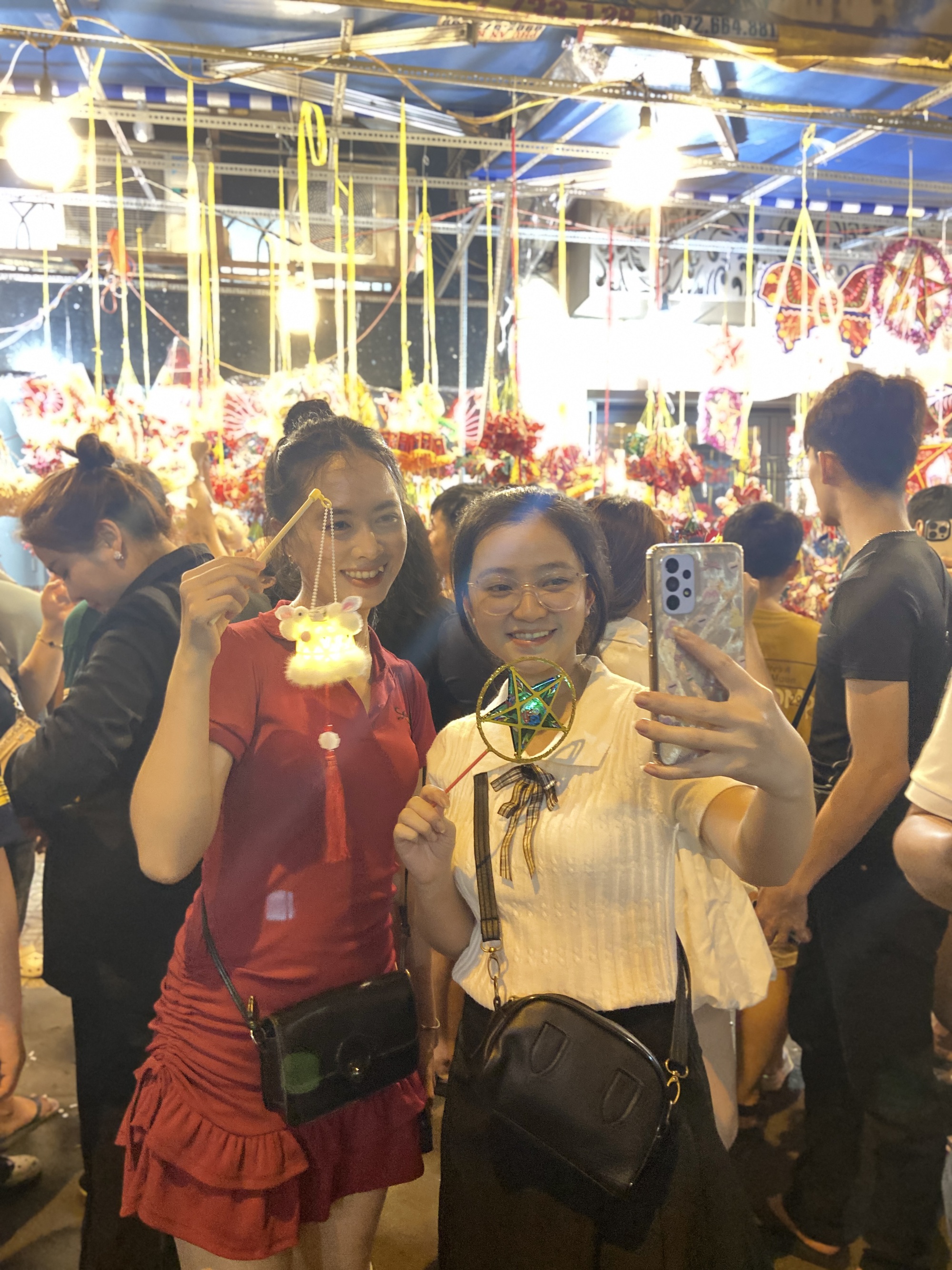 Hàng nghìn người đổ ra đường đón Trung thu, phố phường Hà Nội - TP.HCM náo nhiệt như trẩy hội- Ảnh 11.