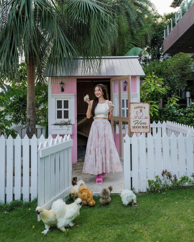 Cuộc sống thở thôi cũng thấy giàu của phú bà U60: Dinh thự 1600 tỷ, cũng trồng cây nuôi gà nhưng gà 1,5 triệu/con, chanh 25 triệu/cây- Ảnh 11.