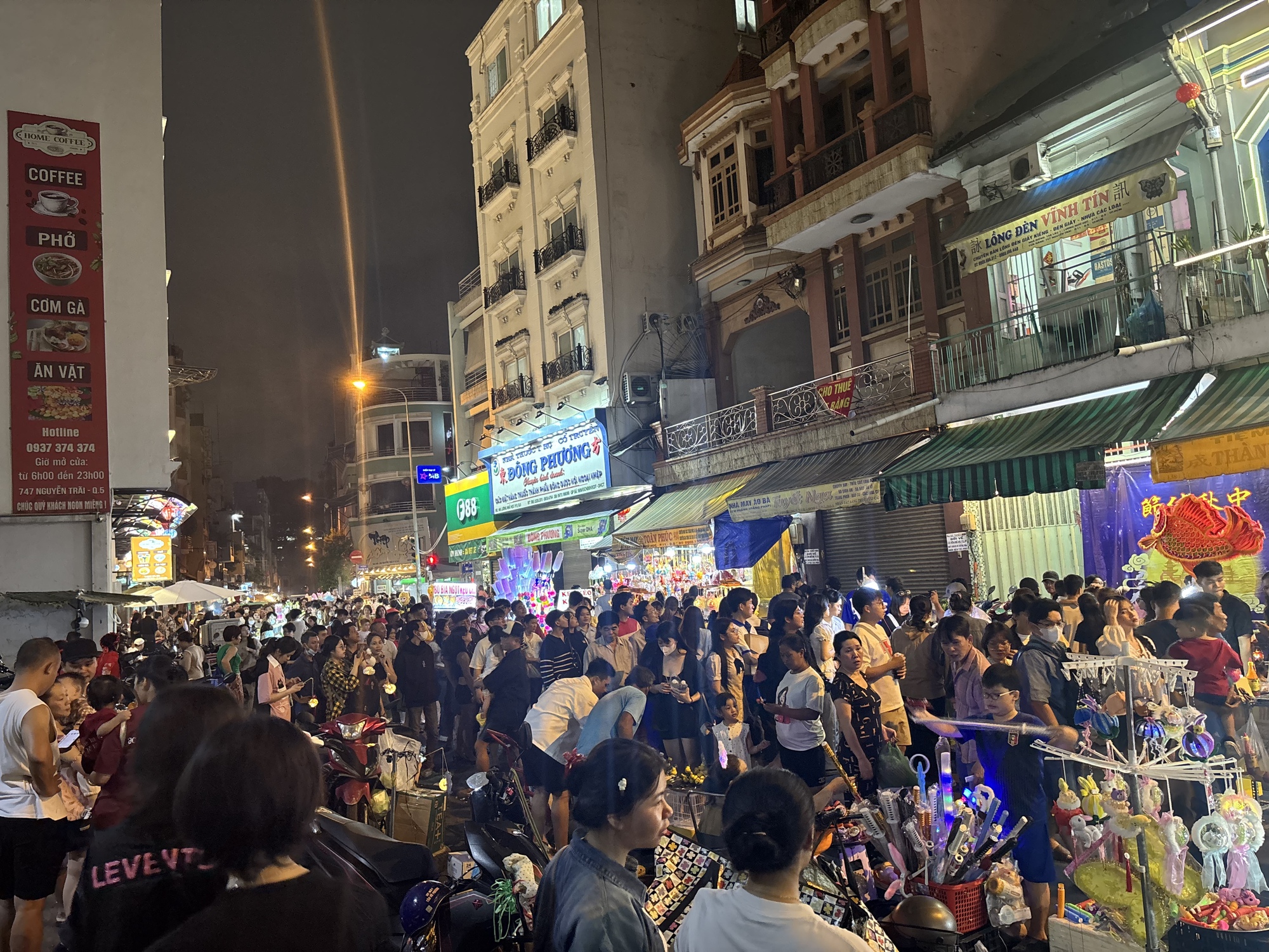 Ngay lúc này: Phố lồng đèn Lương Nhữ Học chật kín, trời bất ngờ đổ mưa vẫn vô cùng náo nhiệt- Ảnh 1.