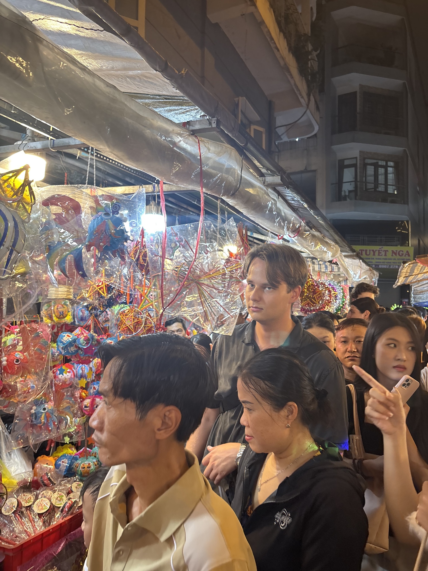 Ngay lúc này: Phố lồng đèn Lương Nhữ Học chật kín, trời bất ngờ đổ mưa vẫn vô cùng náo nhiệt- Ảnh 10.