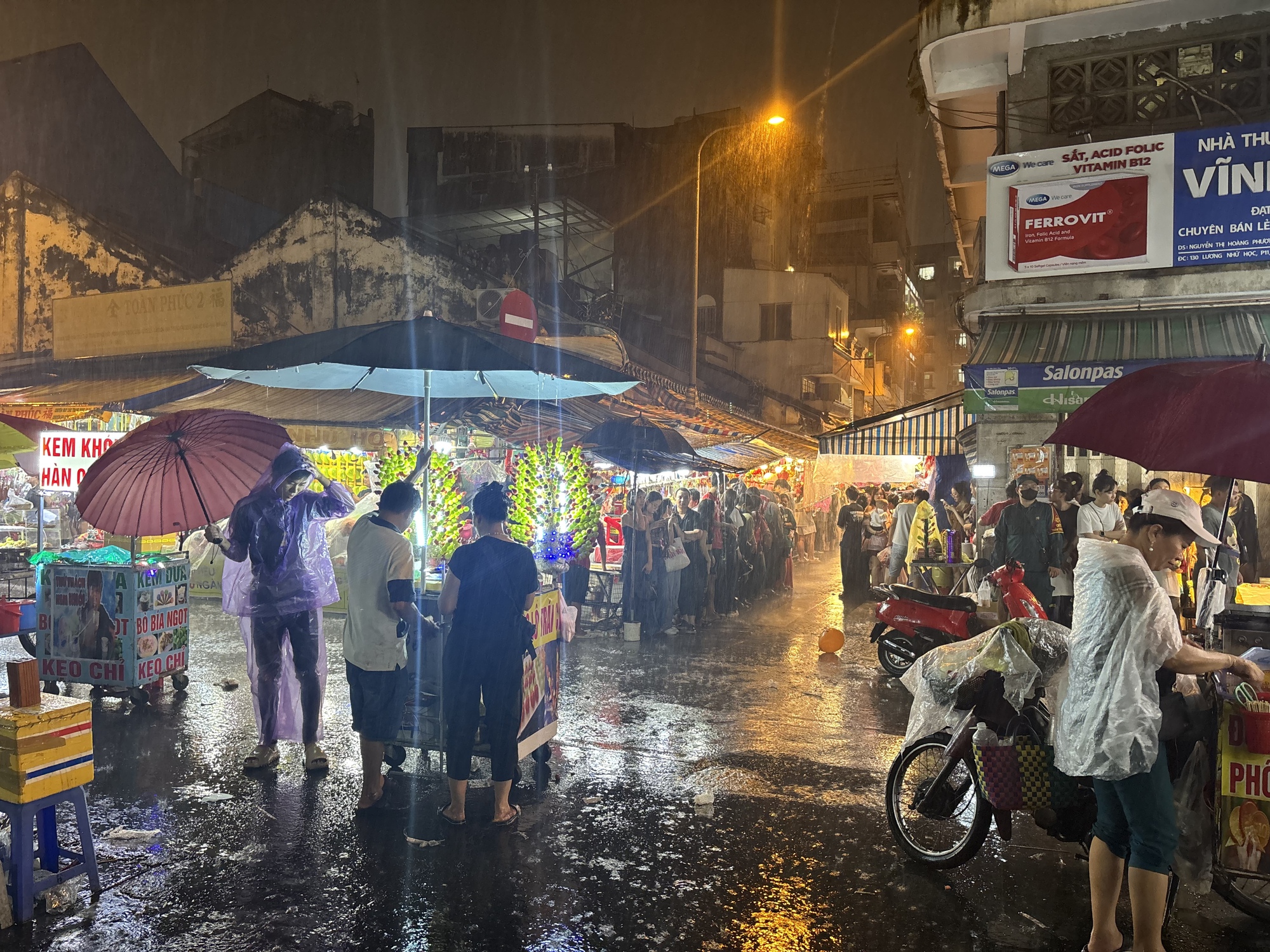 Ngay lúc này: Phố lồng đèn Lương Nhữ Học chật kín, trời bất ngờ đổ mưa vẫn vô cùng náo nhiệt- Ảnh 12.