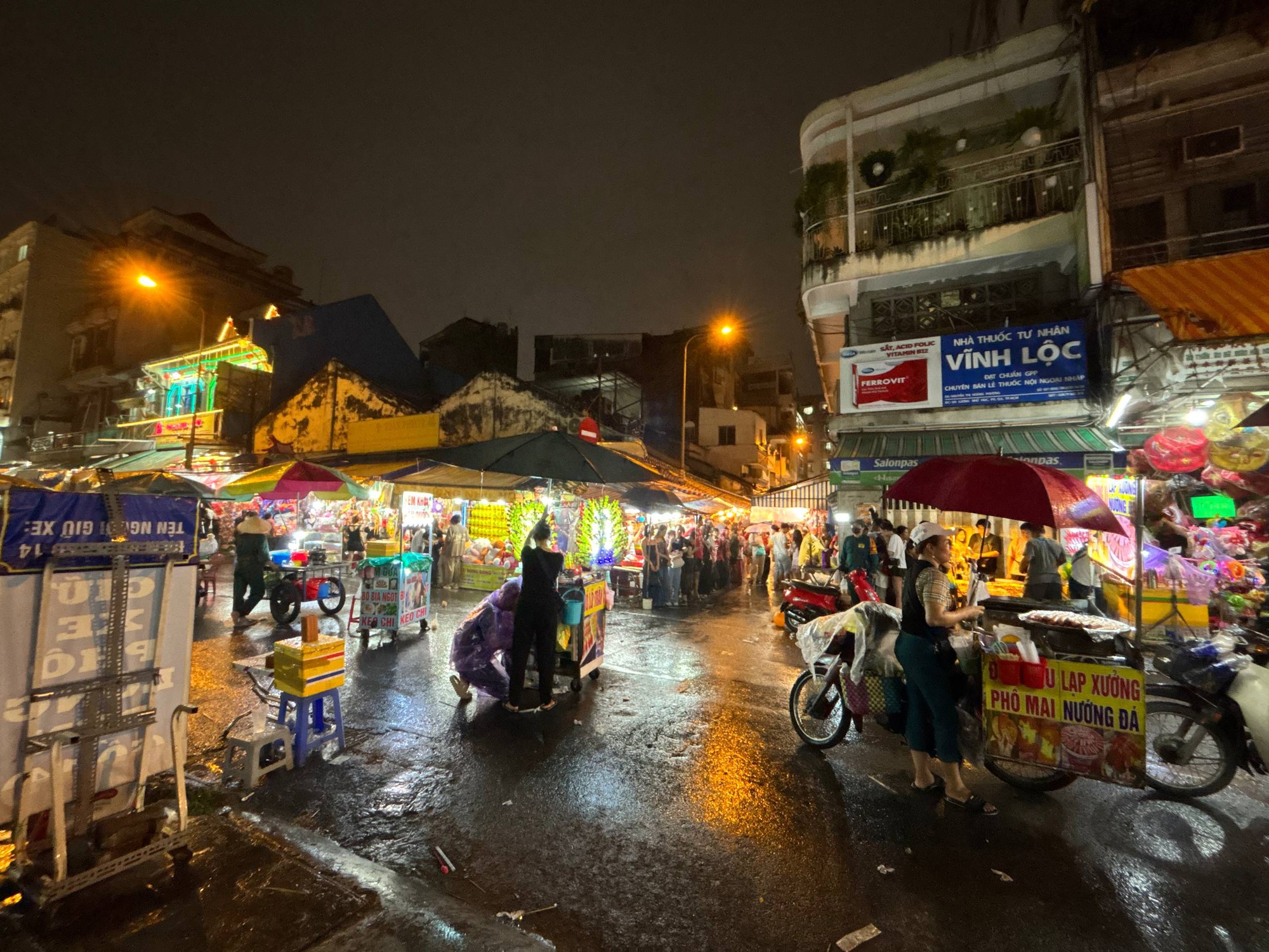 Ngay lúc này: Phố lồng đèn Lương Nhữ Học chật kín, trời bất ngờ đổ mưa vẫn vô cùng náo nhiệt- Ảnh 14.