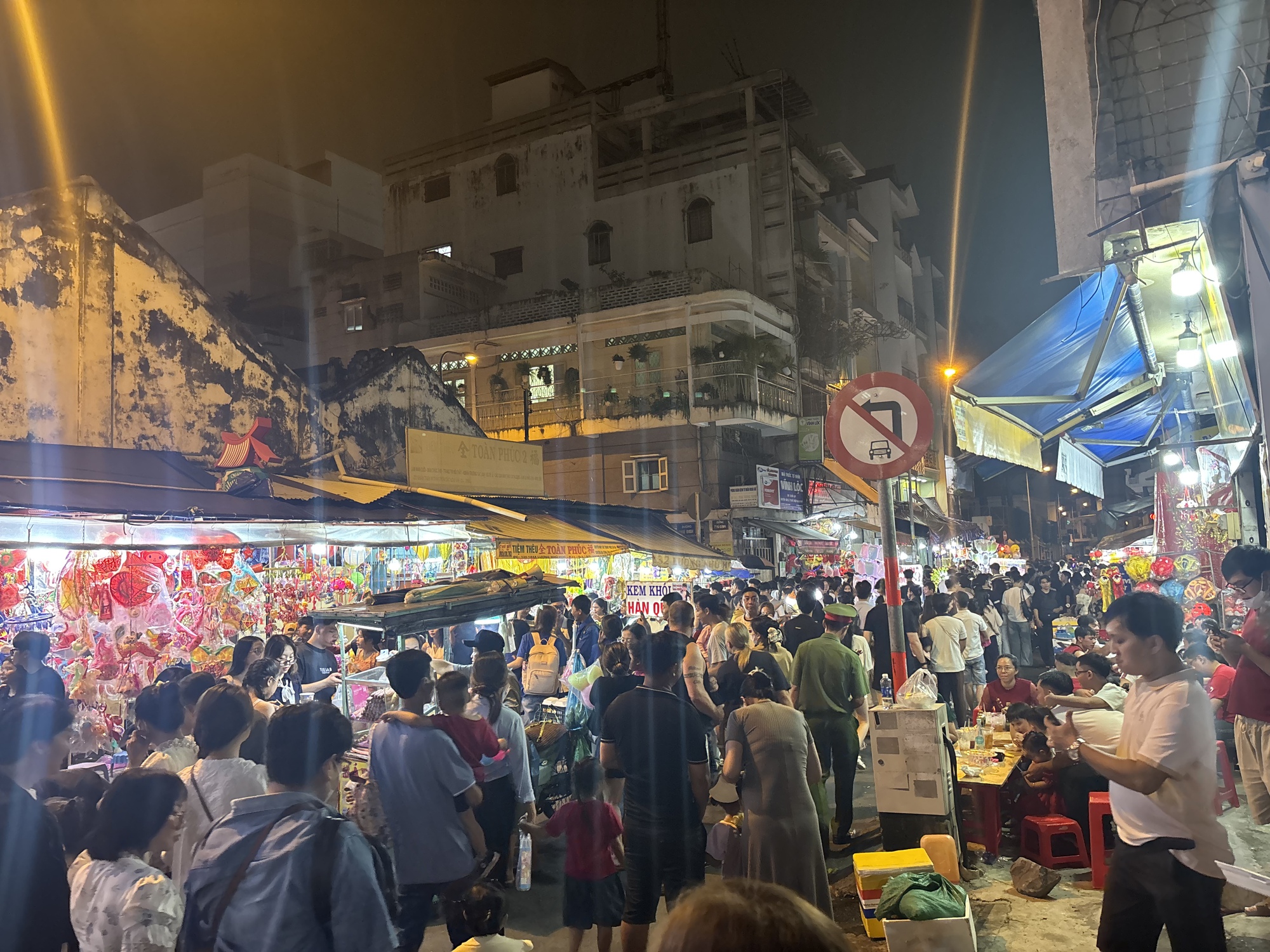 Ngay lúc này: Phố lồng đèn Lương Nhữ Học chật kín, trời bất ngờ đổ mưa vẫn vô cùng náo nhiệt- Ảnh 2.