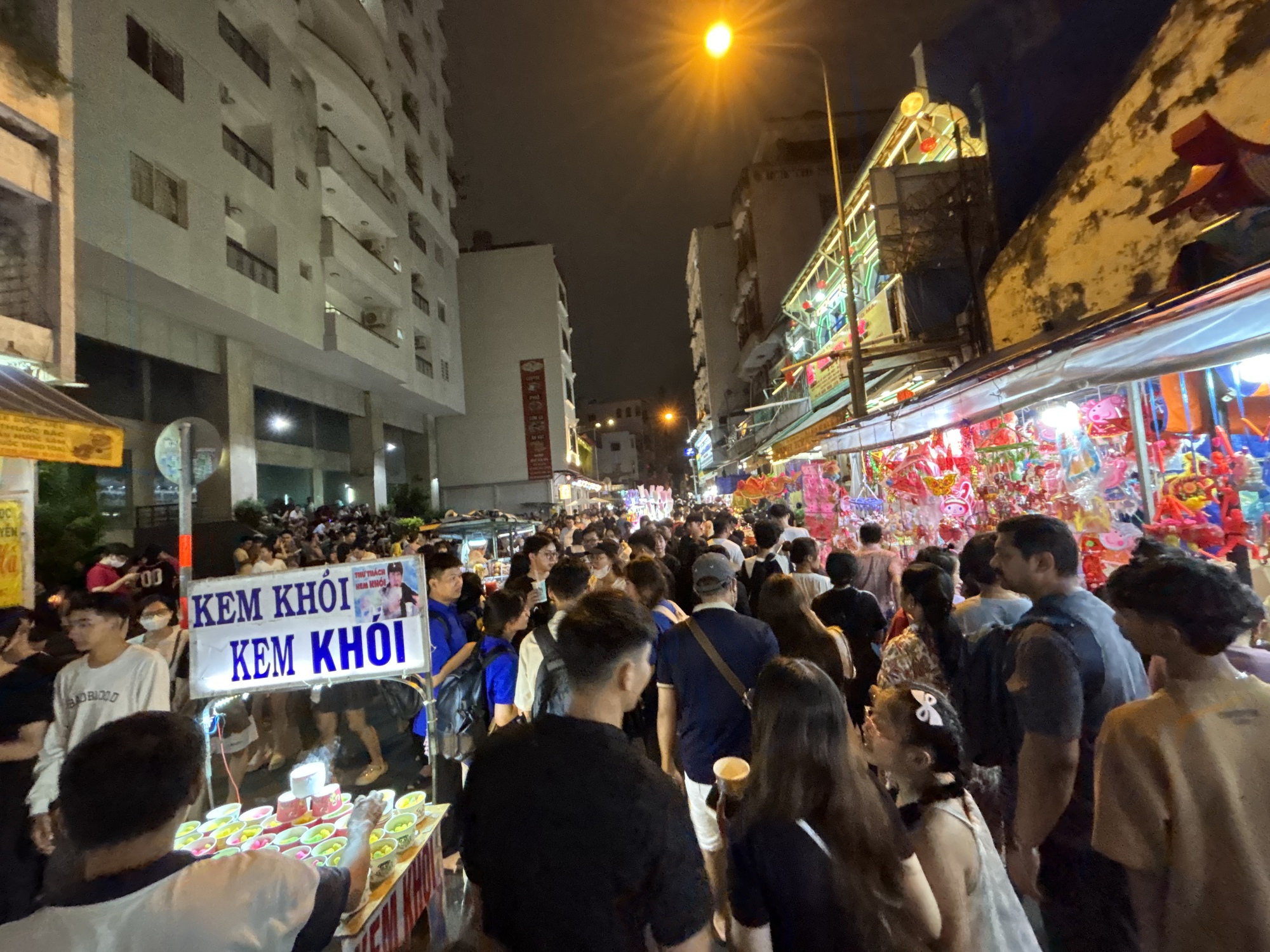 Ngay lúc này: Phố lồng đèn Lương Nhữ Học chật kín, trời bất ngờ đổ mưa vẫn vô cùng náo nhiệt- Ảnh 3.