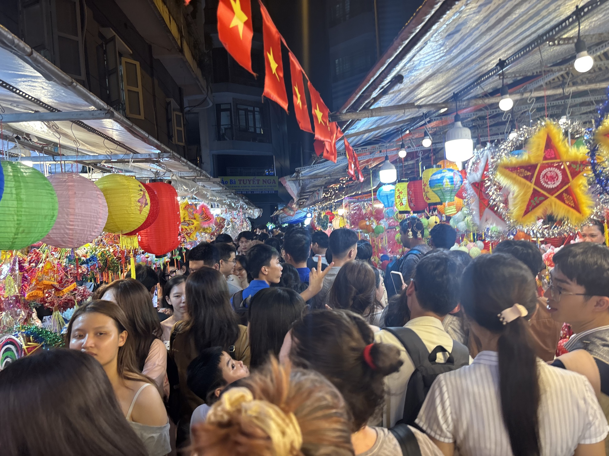 Ngay lúc này: Phố lồng đèn Lương Nhữ Học chật kín, trời bất ngờ đổ mưa vẫn vô cùng náo nhiệt- Ảnh 4.
