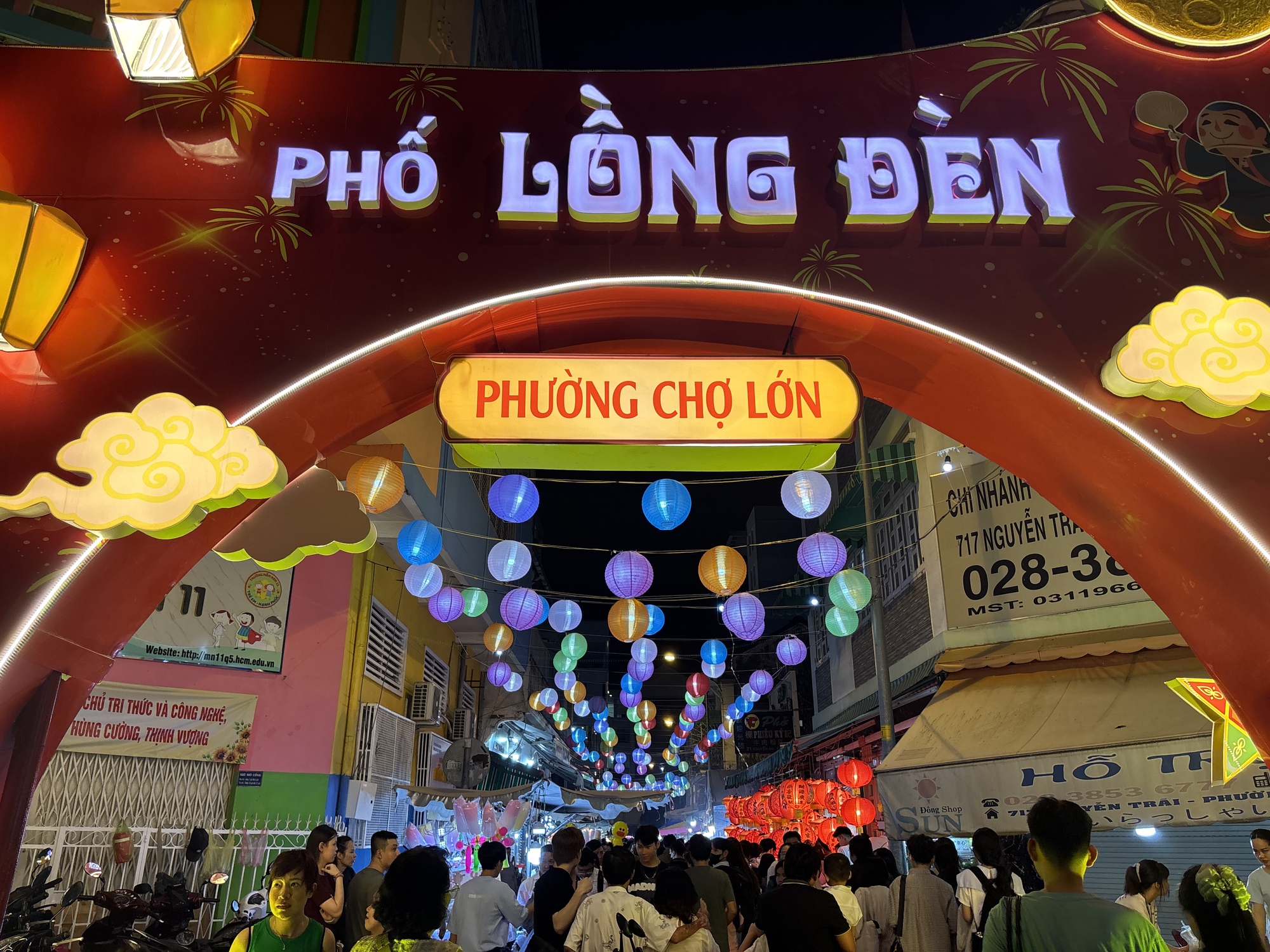 Ngay lúc này: Phố lồng đèn Lương Nhữ Học chật kín, trời bất ngờ đổ mưa vẫn vô cùng náo nhiệt- Ảnh 5.
