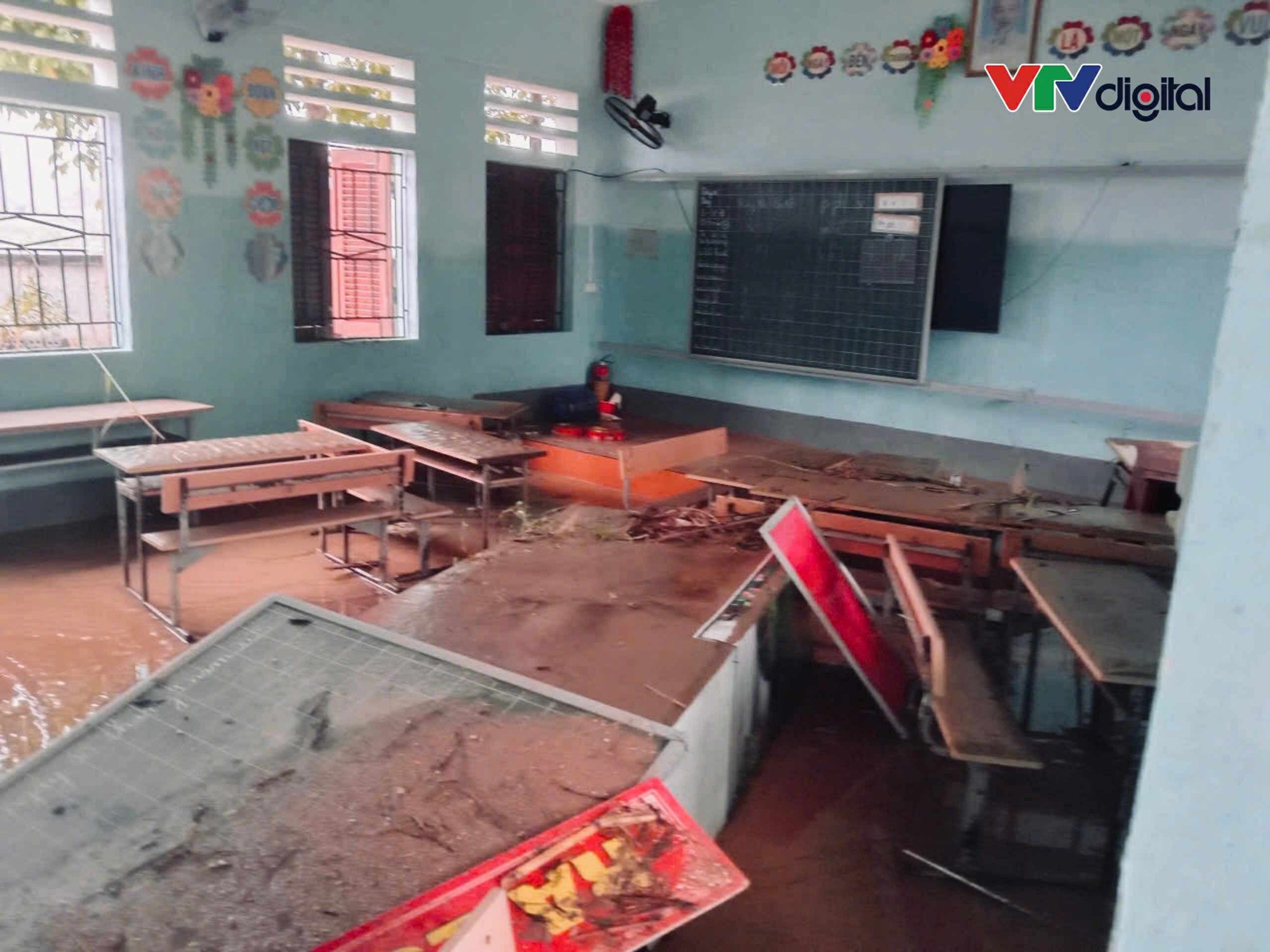 405 học sinh một ngôi trường không còn sách vở để học sau mưa lũ, hình ảnh khiến người mạnh mẽ nhất cũng xót xa- Ảnh 2.