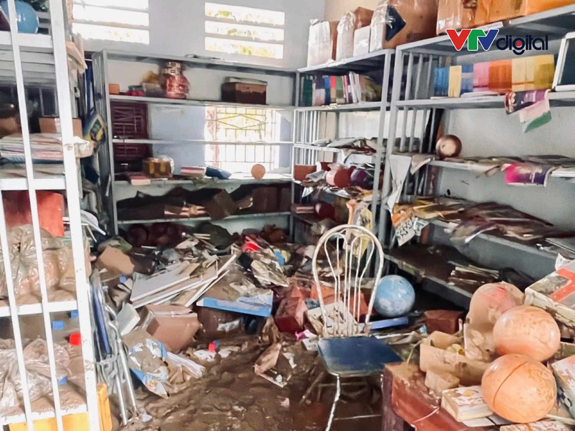 405 học sinh một ngôi trường không còn sách vở để học sau mưa lũ, hình ảnh khiến người mạnh mẽ nhất cũng xót xa- Ảnh 3.