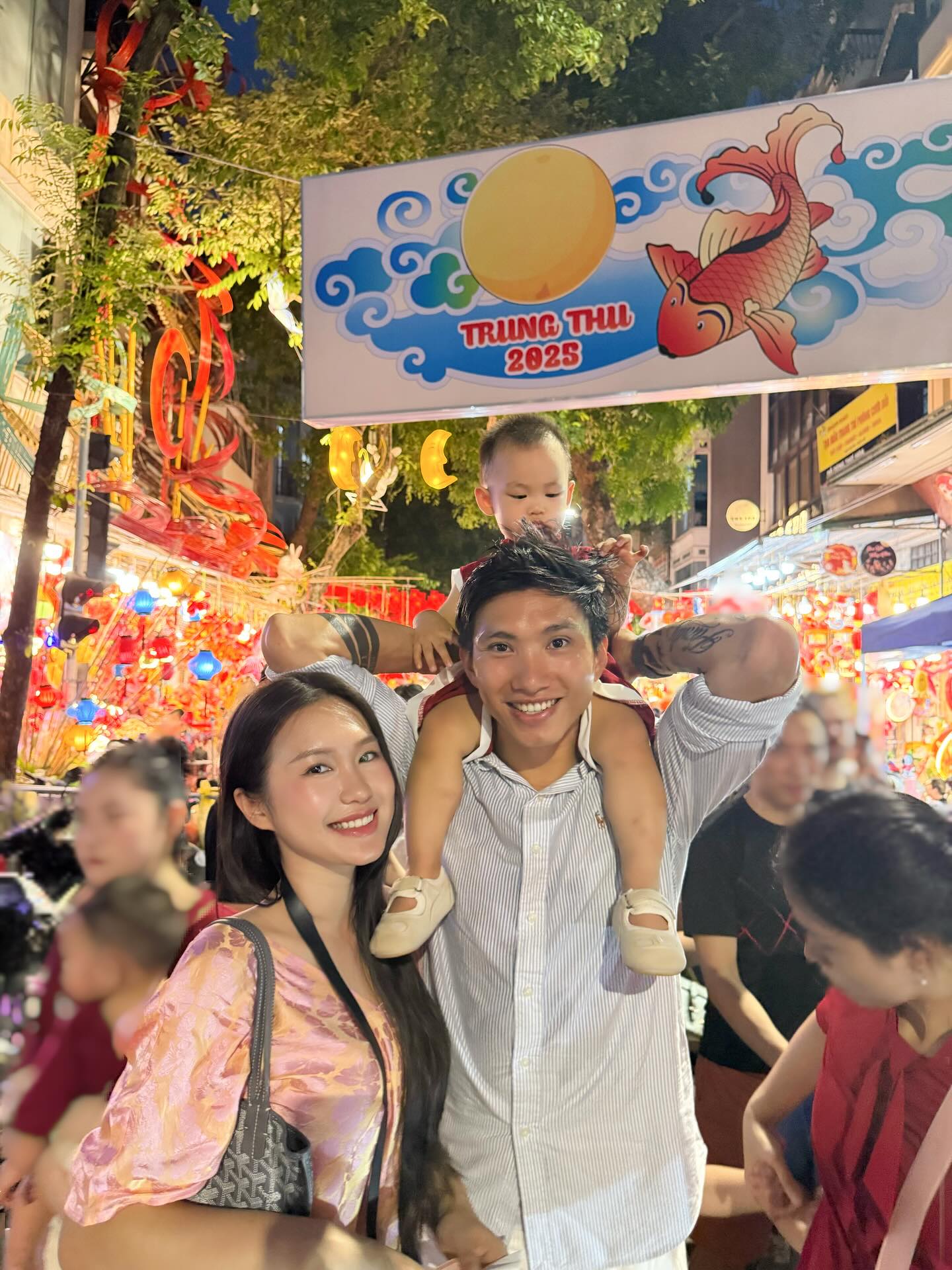 Doãn Hải My cùng Đoàn Văn Hậu đưa quý tử đi chơi Trung thu, visual 