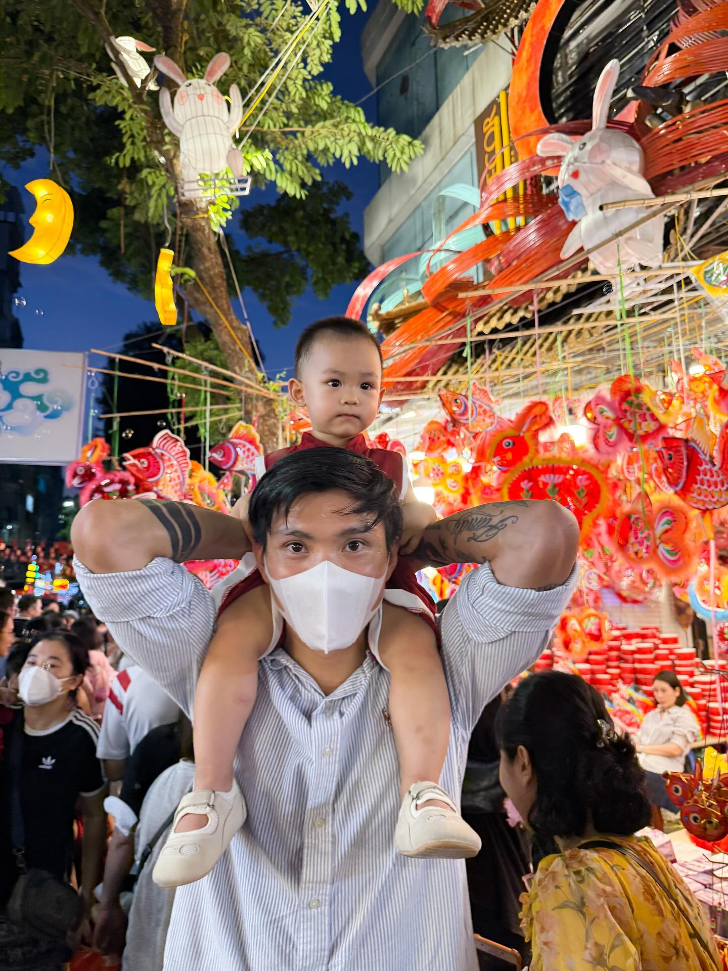 Doãn Hải My cùng Đoàn Văn Hậu đưa quý tử đi chơi Trung thu, visual 