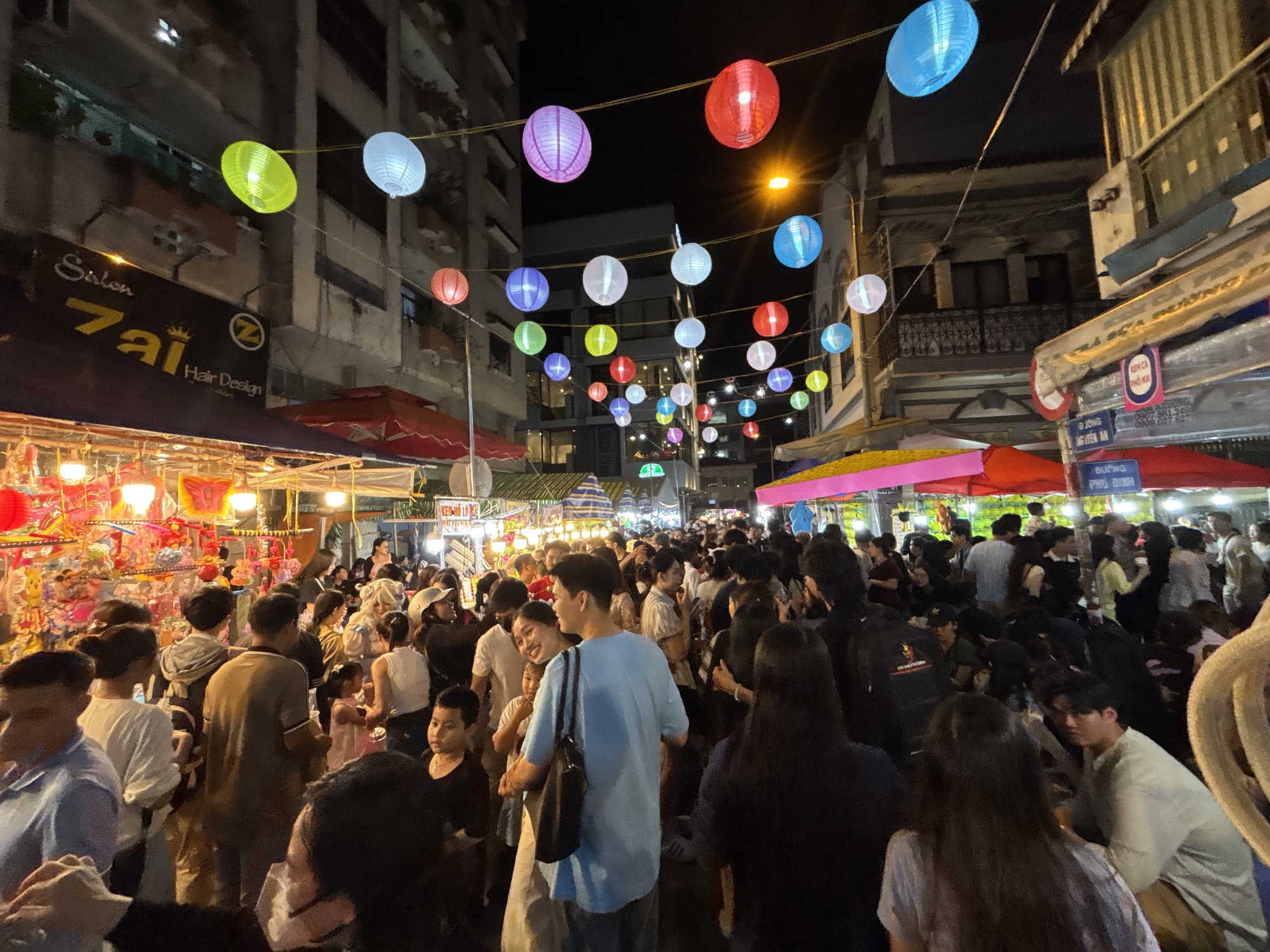 Ngay lúc này: Phố lồng đèn Lương Nhữ Học chật kín, trời bất ngờ đổ mưa vẫn vô cùng náo nhiệt- Ảnh 6.