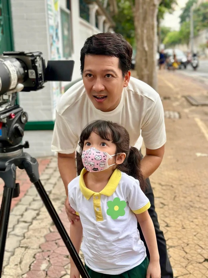 Con gái Trường Giang 6 tuổi được học đủ thứ chuẩn 