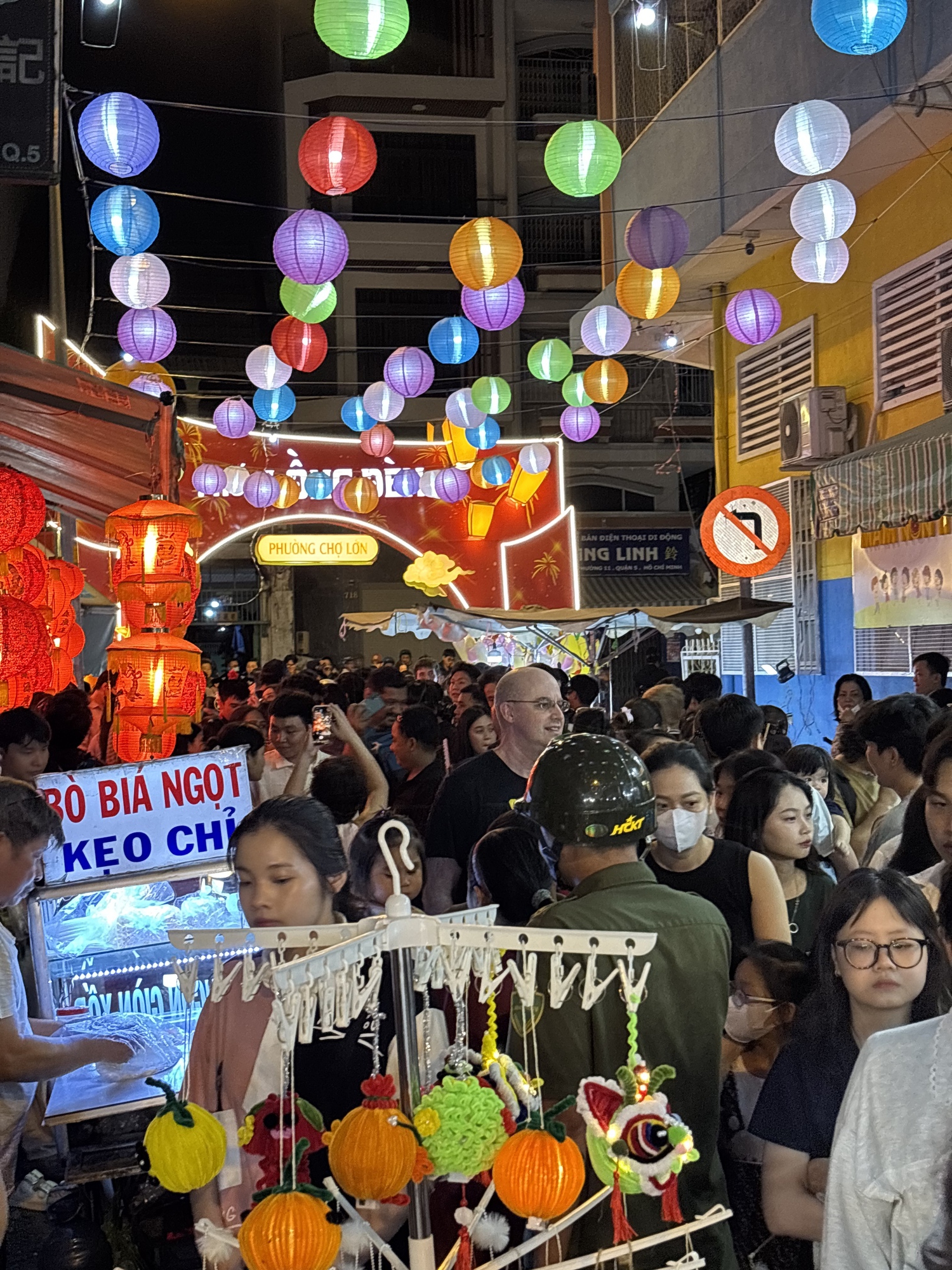 Ngay lúc này: Phố lồng đèn Lương Nhữ Học chật kín, trời bất ngờ đổ mưa vẫn vô cùng náo nhiệt- Ảnh 8.