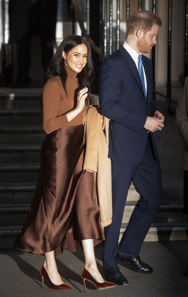 Meghan Markle “gói trọn mùa thu” trong chiếc váy lụa nâu khiến giới thời trang phát sốt- Ảnh 2.