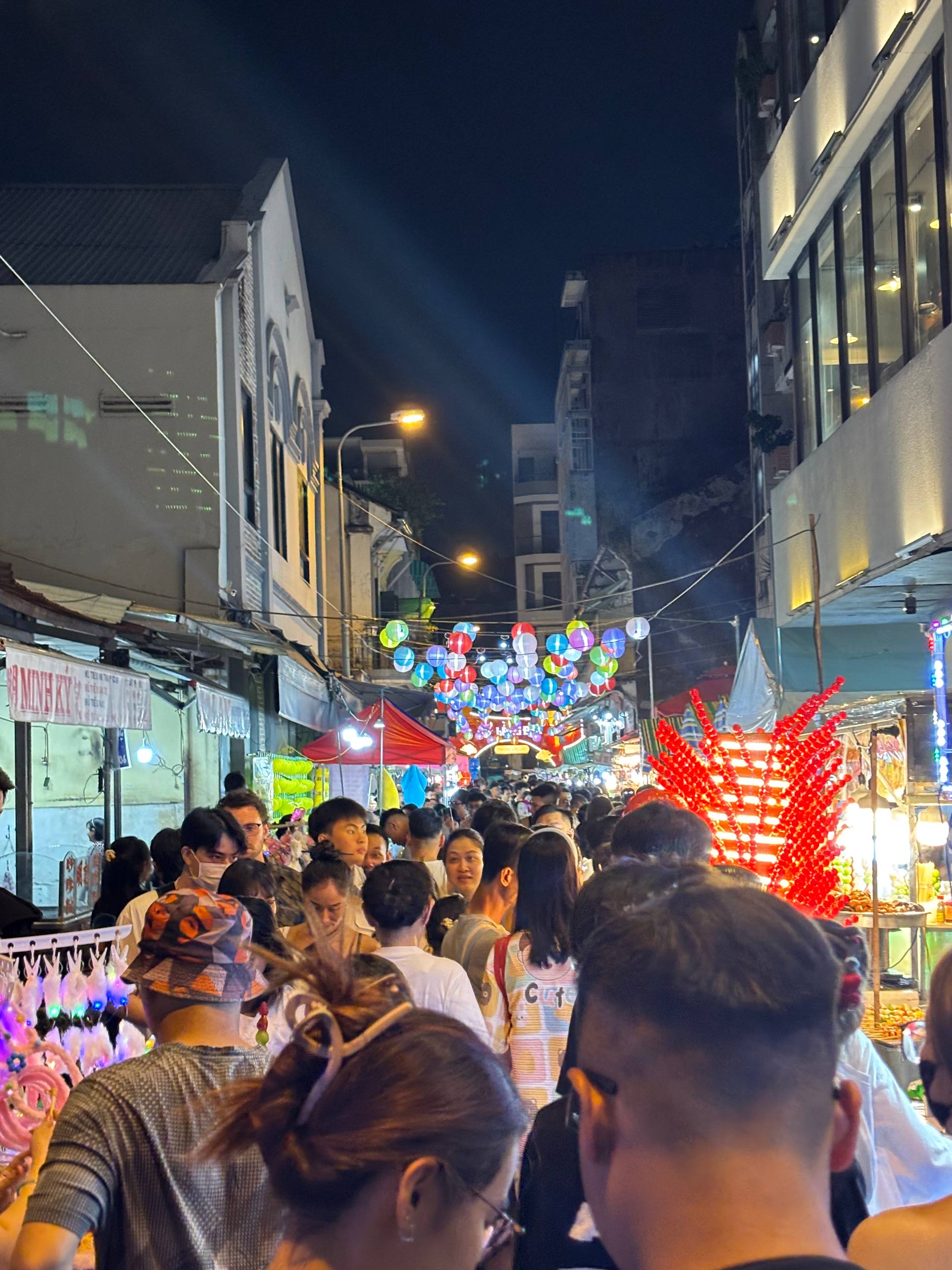 Ngay lúc này: Phố lồng đèn Lương Nhữ Học chật kín, trời bất ngờ đổ mưa vẫn vô cùng náo nhiệt- Ảnh 9.
