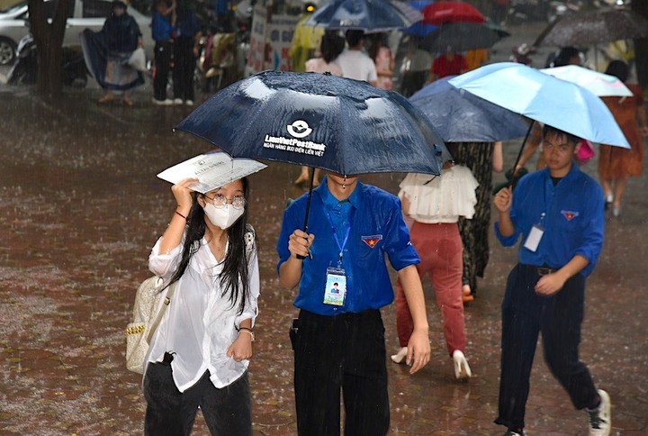 Trường học Hà Nội được chủ động hình thức dạy để ứng phó hoàn lưu bão số 11- Ảnh 1.