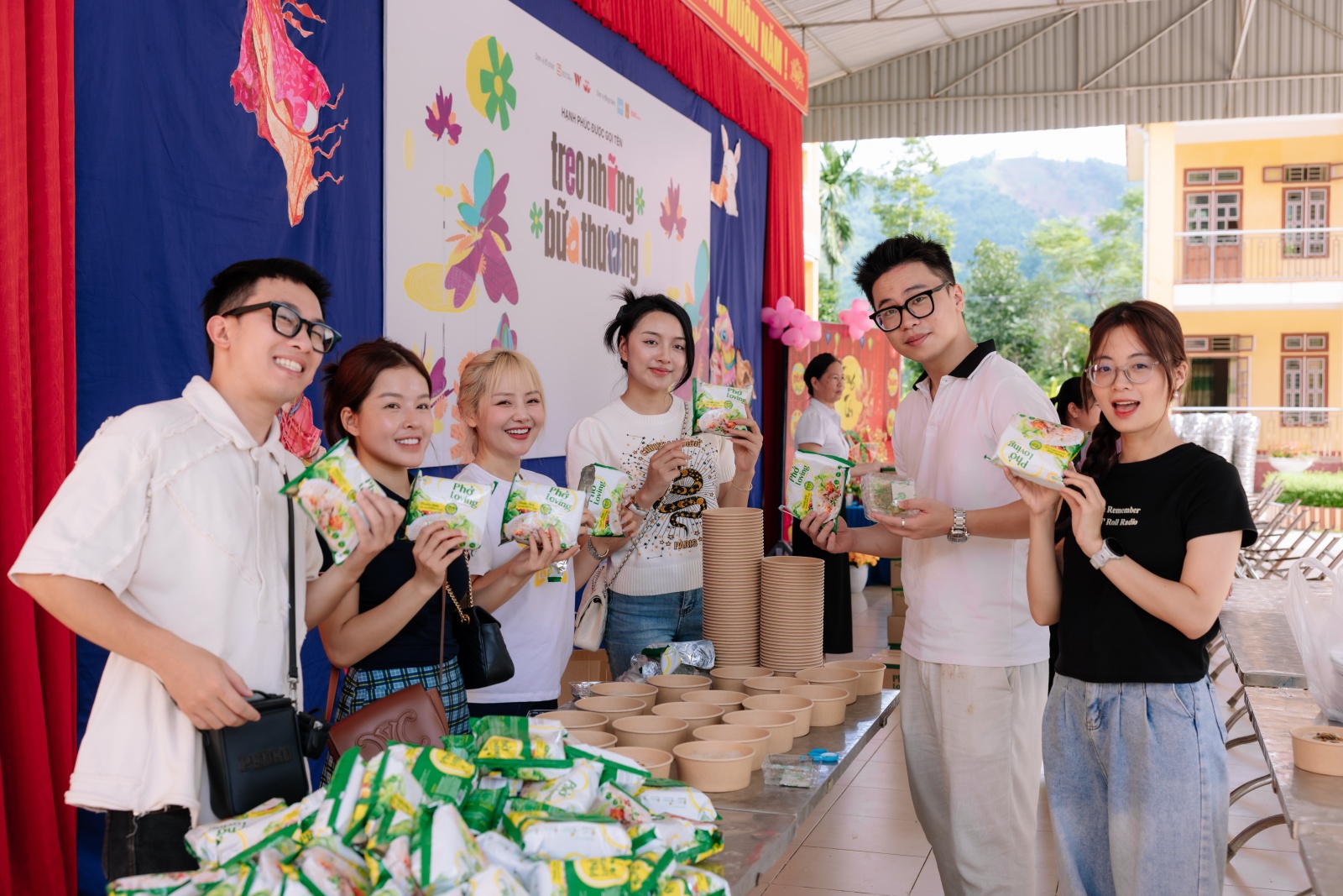 “Treo những bữa Thương” - Bữa tiệc Trung Thu đặc biệt giữa núi rừng, mang niềm vui đến những em nhỏ vùng cao- Ảnh 5.