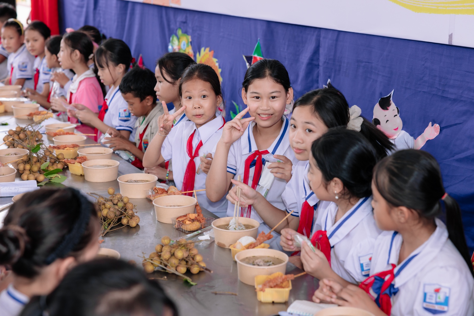 “Treo những bữa Thương” - Bữa tiệc Trung Thu đặc biệt giữa núi rừng, mang niềm vui đến những em nhỏ vùng cao- Ảnh 9.