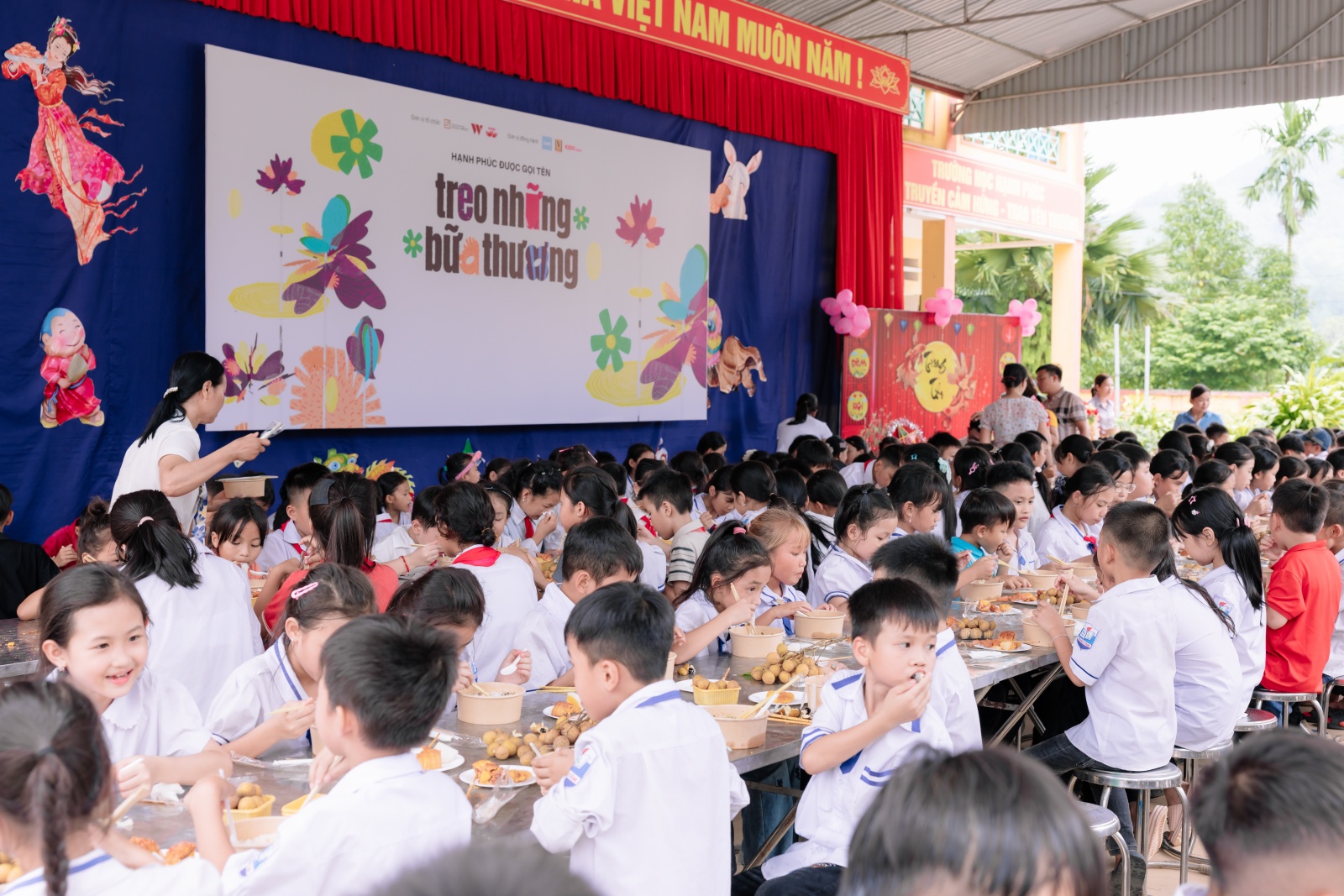 “Treo những bữa Thương” - Bữa tiệc Trung Thu đặc biệt giữa núi rừng, mang niềm vui đến những em nhỏ vùng cao- Ảnh 12.