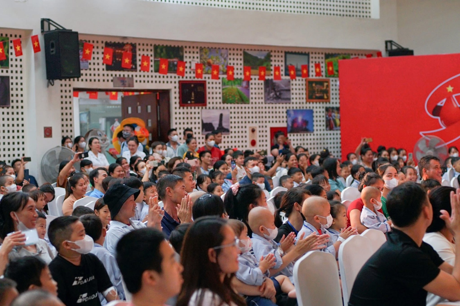 “Treo những bữa Thương” - Bữa tiệc Trung Thu đặc biệt giữa núi rừng, mang niềm vui đến những em nhỏ vùng cao- Ảnh 3.